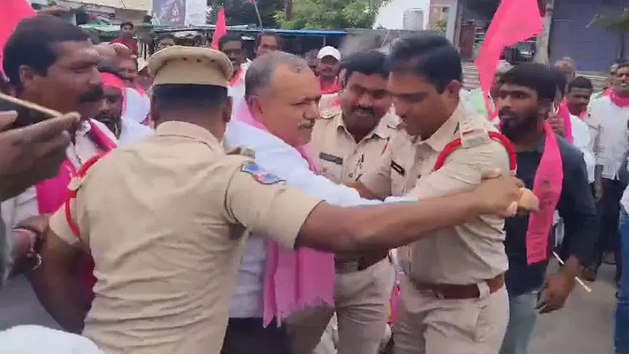 यूरिया की किल्लत से किसानों का गुस्सा, आधार और पासबुक की प्रतियां जलाईं यूरिया की किल्लत से किसानों का गुस्सा, आधार और पासबुक की प्रतियां जलाईं