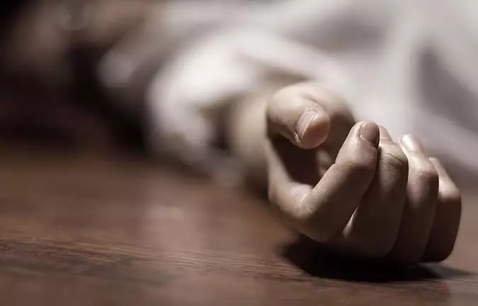 बोलपुर में युवक की रहस्यमय मौत, क्या इसके पीछे विवाहेतर संबंध है? बोलपुर में युवक की रहस्यमय मौत, क्या इसके पीछे विवाहेतर संबंध है?