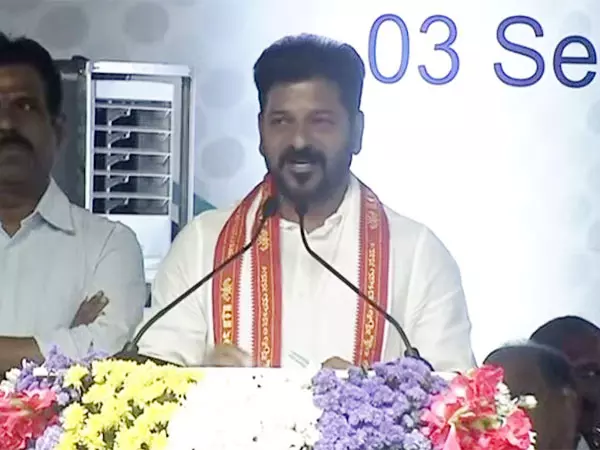 कृपया हमें अपनी लड़ाई में न घसीटें: CM रेवंत रेड्डी ने के कविता के आरोपों को किया खारिज कृपया हमें अपनी लड़ाई में न घसीटें: CM रेवंत रेड्डी ने के कविता के आरोपों को किया खारिज