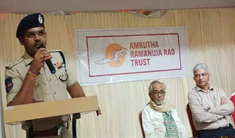 अमृता रामानुज राव ट्रस्ट की सेवाएं सराहनीय हैं: DSP Sridhar Reddy अमृता रामानुज राव ट्रस्ट की सेवाएं सराहनीय हैं: DSP Sridhar Reddy