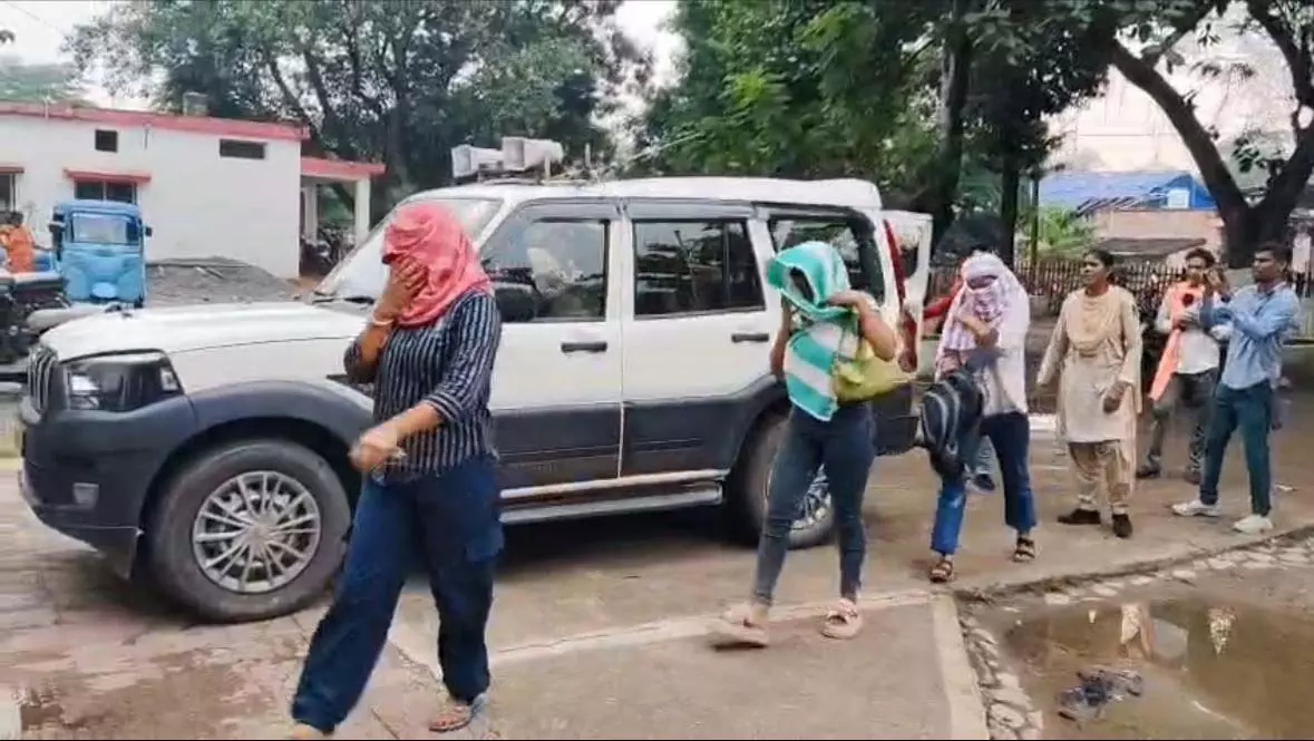 स्पा सेंटर पर पुलिस की दबिश, छह युवतियां, दो ग्राहक और मैनेजर हिरासत में स्पा सेंटर पर पुलिस की दबिश, छह युवतियां, दो ग्राहक और मैनेजर हिरासत में