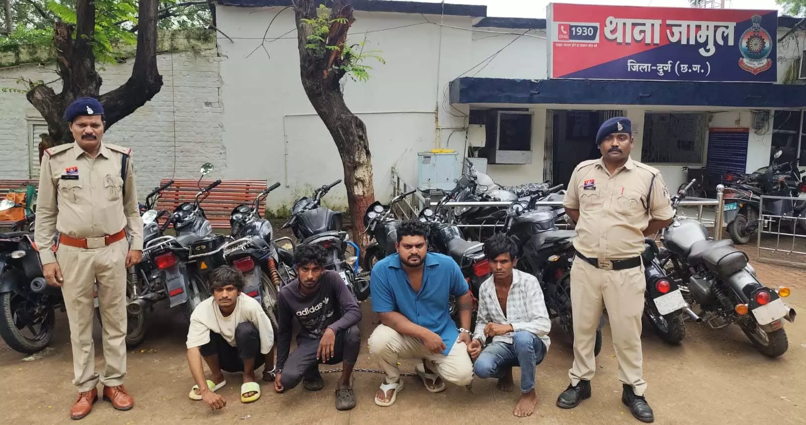 पुलिस कार्रवाई: आदतन मोटरसाइकिल चोर समेत 5 आरोपी गिरफ्तार, 17 बाइक बरामद पुलिस कार्रवाई: आदतन मोटरसाइकिल चोर समेत 5 आरोपी गिरफ्तार, 17 बाइक बरामद