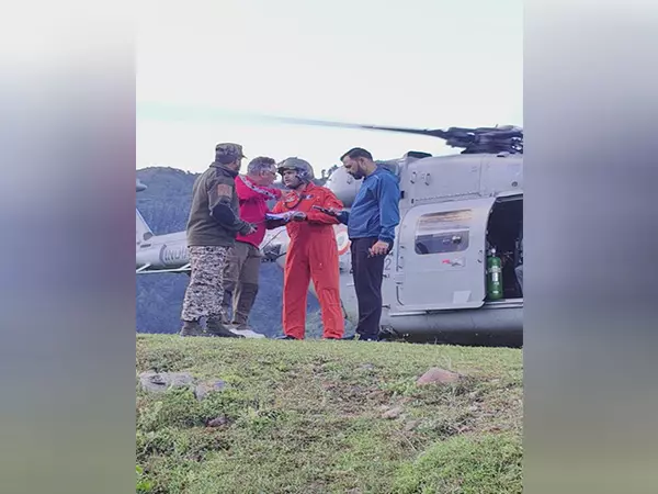 Udhampur प्रशासन और भारतीय वायुसेना ने दो मरीजों को सफलतापूर्वक निकालने के लिए किया सहयोग Udhampur प्रशासन और भारतीय वायुसेना ने दो मरीजों को सफलतापूर्वक निकालने के लिए किया सहयोग