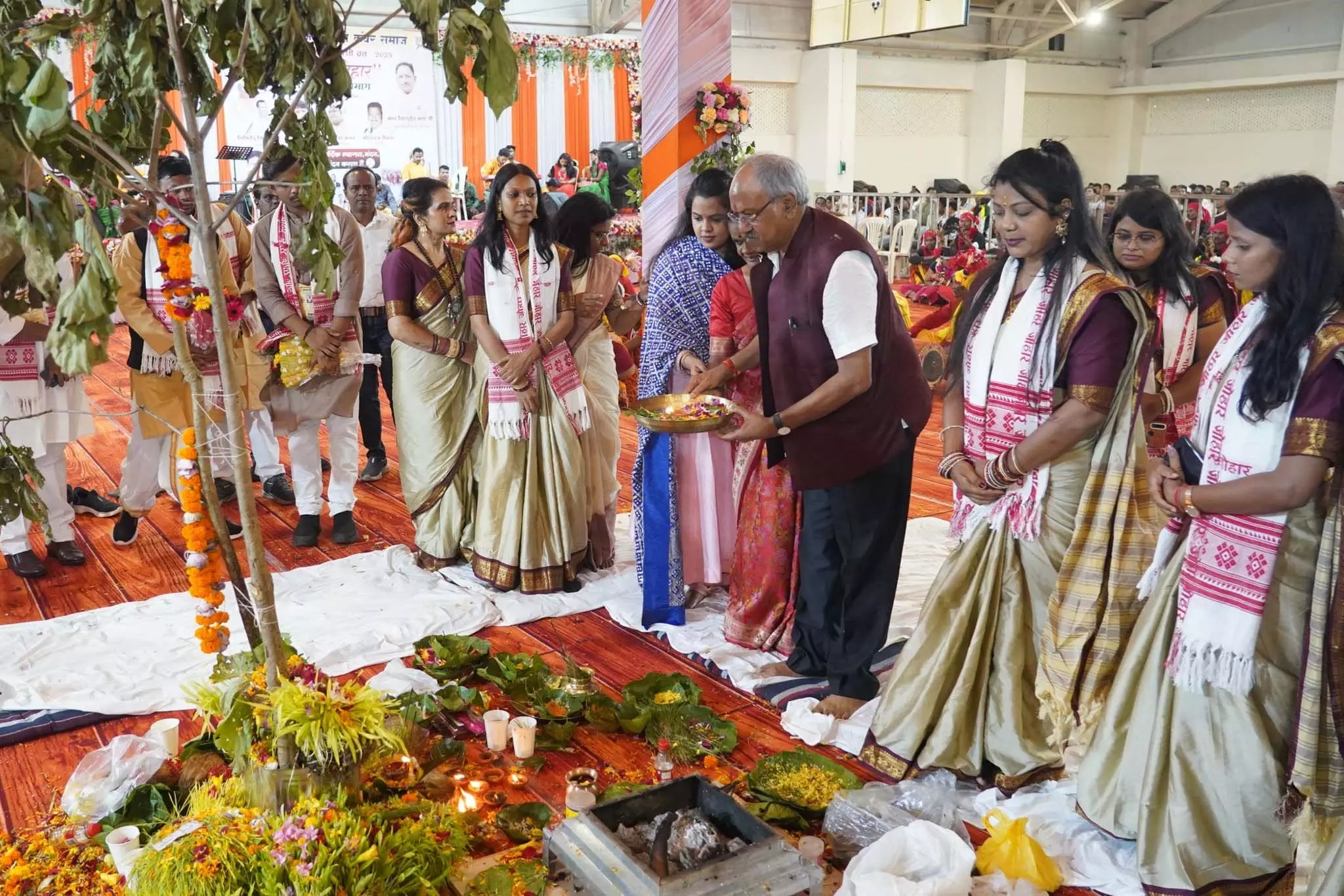 सांसद बृजमोहन अग्रवाल ने परिवार सहित की करमा देव की पूजा सांसद बृजमोहन अग्रवाल ने परिवार सहित की करमा देव की पूजा