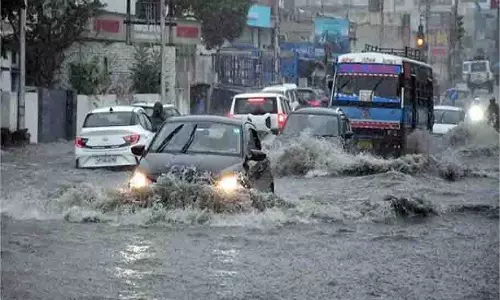 Uttarakhand: भारी बारिश से जनजीवन अस्त-व्यस्त, कई सड़कें बंद