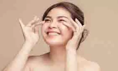 Beauty Tips: 2 मिनट की इस स्किनकेयर रूटीन से आपकी स्किन दिखेगी 5 साल तक जवान Beauty Tips: 2 मिनट की इस स्किनकेयर रूटीन से आपकी स्किन दिखेगी 5 साल तक जवान