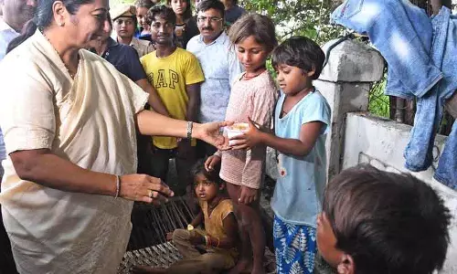Delhi मुख्यमंत्री ने प्रभावित क्षेत्रों का दौरा किया, राहत उपायों की समीक्षा की