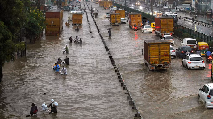 Delhi: दिल्ली-एनसीआर में बारिश का असर, स्कूल बंद Delhi: दिल्ली-एनसीआर में बारिश का असर, स्कूल बंद