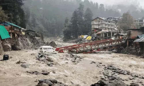 Shimla: हिमाचल में रेड अलर्ट, वाहन और रेल प्रभावित