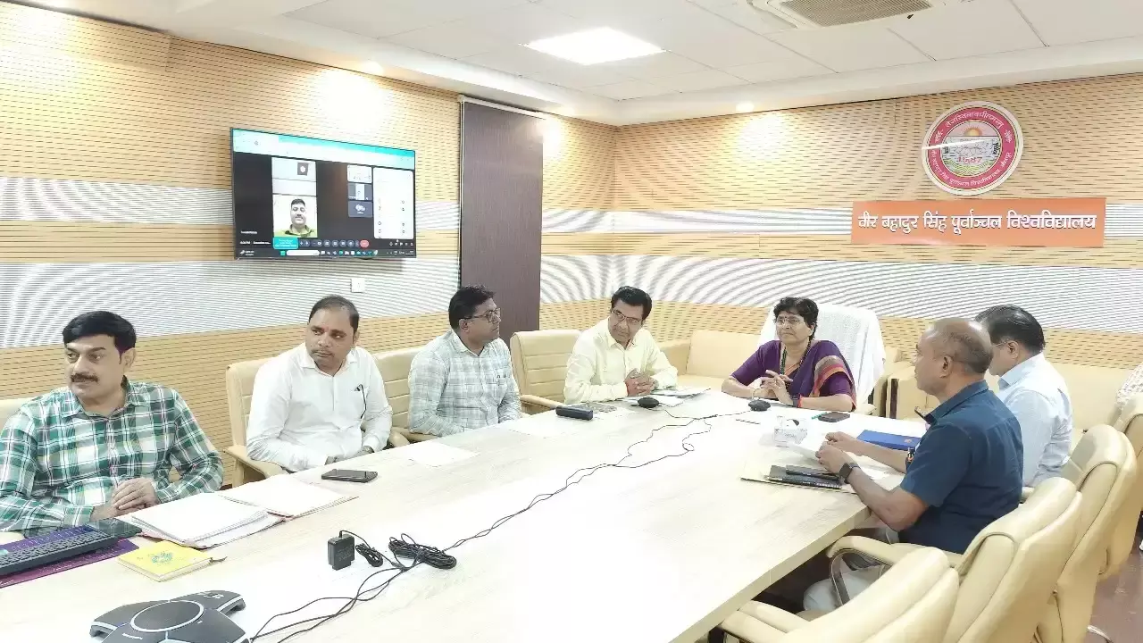 Jaunpur: कुल सचिव ने छात्रों को दी राहत की जानकारी Jaunpur: कुल सचिव ने छात्रों को दी राहत की जानकारी