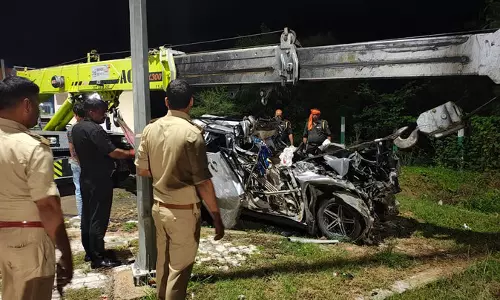 एक्सप्रेस-वे पर भीषण हादसा, कार सवार 3 लोगों की मौत