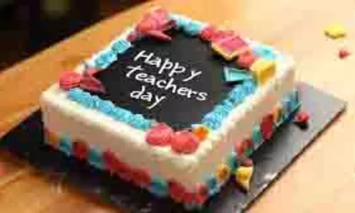 Teacher’s Day Cake: टीचर्स डे के दिन घर पर तैयार करें ये खास केक, बनाने का तरीका है आसान Teacher’s Day Cake: टीचर्स डे के दिन घर पर तैयार करें ये खास केक, बनाने का तरीका है आसान