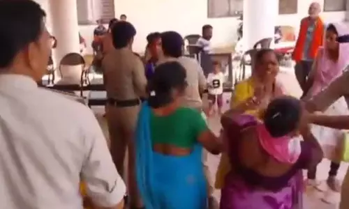 एसपी ऑफिस परिसर में मारपीट, पुलिसकर्मियों के सामने, भिड़ीं 2 महिलाएं