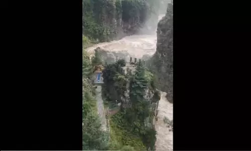 Kulgam लगातार बारिश से विशो नाला उफान पर, खतरे का निशान पार
