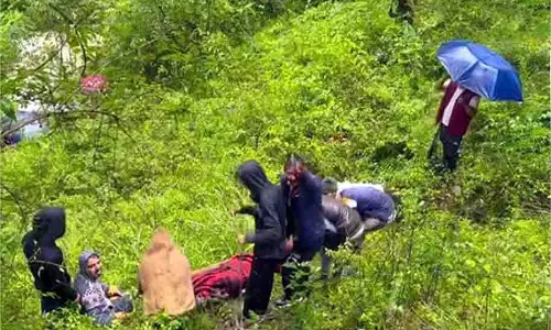 Himachal:अनियंत्रित होकर 150 मीटर खाई में गिरी कार, 2 लोगों की मौत