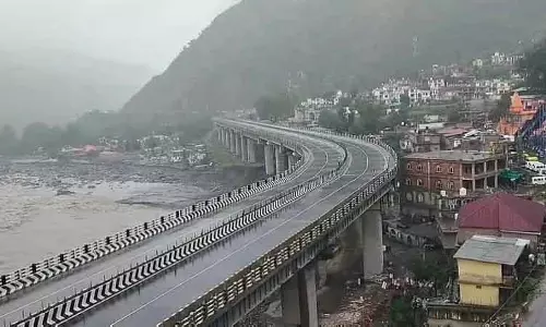 कश्मीर में बारिश से नदियां उफान पर, श्रीनगर-जम्मू हाइवे बंद