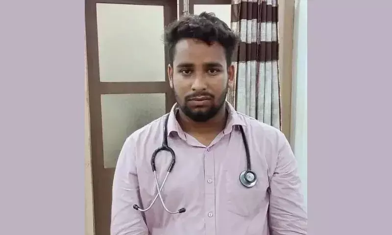 Assam: सिलचर मेडिकल कॉलेज में फर्जी डॉक्टर गिरफ्तार Assam: सिलचर मेडिकल कॉलेज में फर्जी डॉक्टर गिरफ्तार