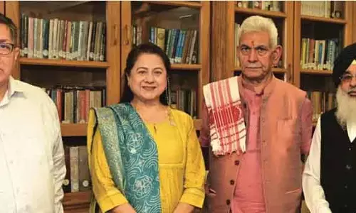 अभिनेत्री प्रीति सप्रू, तेज सप्रू व संजीव सराफ ने एलजी मनोज सिन्हा से की मुलाकात