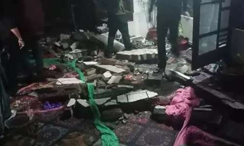 जम्मू-कश्मीर के राजौरी में भारी बारिश के कारण दीवार गिरने से मां-बेटी की मौत