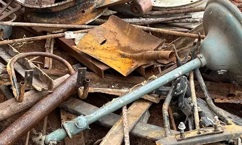 ट्रक और माजदा से 14 लाख का माल जब्त, अवैध कबाड़ पर कार्रवाई