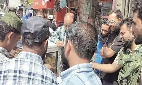 अधिकारियों ने सोपोर में बाजार का औचक निरीक्षण किया, जुर्माना लगाया