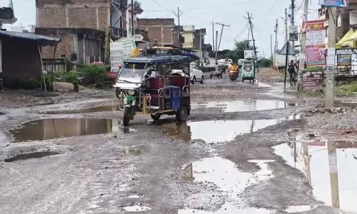 Varanasi: गड्ढों के कारण यातायात रुकावट, ठेकेदार की गिरफ्तारी Varanasi: गड्ढों के कारण यातायात रुकावट, ठेकेदार की गिरफ्तारी