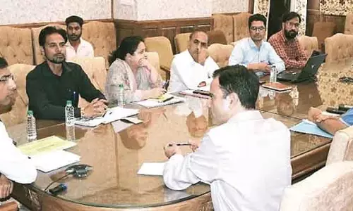 कश्मीर मंडलायुक्त ने फल परिवहन के लिए रेल सेवा अपनाने का आह्वान किया