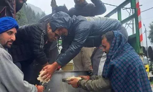 Himachal: बुरुवा पंचायत ट्रक चालकों के लिए लंगर का आयोजन करती Himachal: बुरुवा पंचायत ट्रक चालकों के लिए लंगर का आयोजन करती