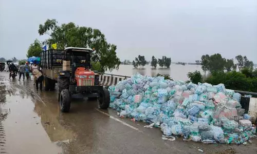 Punjab: बाढ़ के बीच ट्रैक्टर, ट्रॉलियां बचाव वाहन और एम्बुलेंस के रूप में काम कर रही Punjab: बाढ़ के बीच ट्रैक्टर, ट्रॉलियां बचाव वाहन और एम्बुलेंस के रूप में काम कर रही