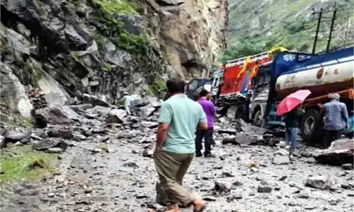 Himachal: पहाड़ों से गिरी चट्टानाें ने कुचल डाले कई वाहन Himachal: पहाड़ों से गिरी चट्टानाें ने कुचल डाले कई वाहन