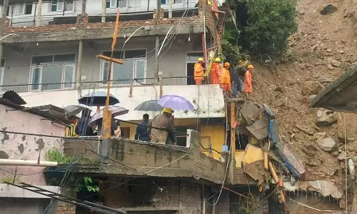 Kullu: कुल्लू में मलबा गिरने से 2 युवक फंसे