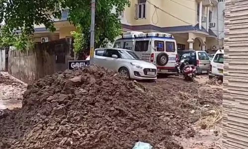 Jammu: गलक में जेसीबी से भूस्खलन मलबा हटाया गया Jammu: गलक में जेसीबी से भूस्खलन मलबा हटाया गया