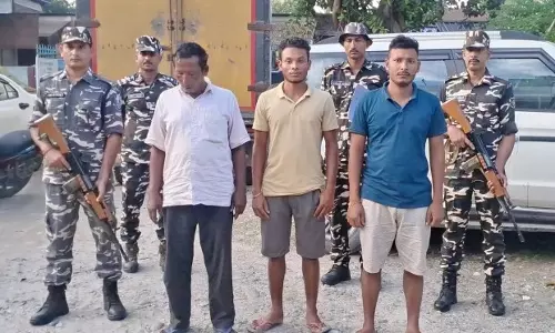 Siliguri: बांग्लादेशी नागरिक अवैध प्रवास में गिरफ्तार Siliguri: बांग्लादेशी नागरिक अवैध प्रवास में गिरफ्तार