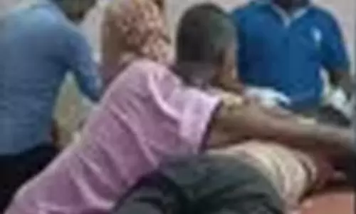 मौत को दावत दे रही स्वास्थ्य विभाग की लापरवाही, एंबुलेंस ड्राइवर ने टांका लगाया मौत को दावत दे रही स्वास्थ्य विभाग की लापरवाही, एंबुलेंस ड्राइवर ने टांका लगाया