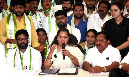 कविथ ने MLC और बीआरएस से इस्तीफा दिया, हरीश राव को संकटमोचक बताया कविथ ने MLC और बीआरएस से इस्तीफा दिया, हरीश राव को संकटमोचक बताया