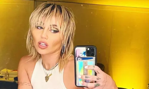 Miley Cyrus का कहना है कि उनकी माँ टीश साइरस ने उन्हें गलत आदमी के साथ रहने के लिए प्रोत्साहित किया