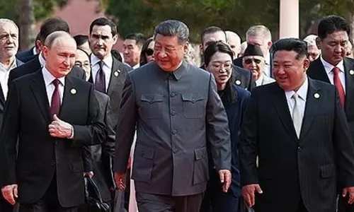किम जोंग-उन सैन्य परेड में पुतिन और शी के साथ शामिल हुए, 66 वर्षों में पहली बार तीनों देश के नेता साथ किम जोंग-उन सैन्य परेड में पुतिन और शी के साथ शामिल हुए, 66 वर्षों में पहली बार तीनों देश के नेता साथ
