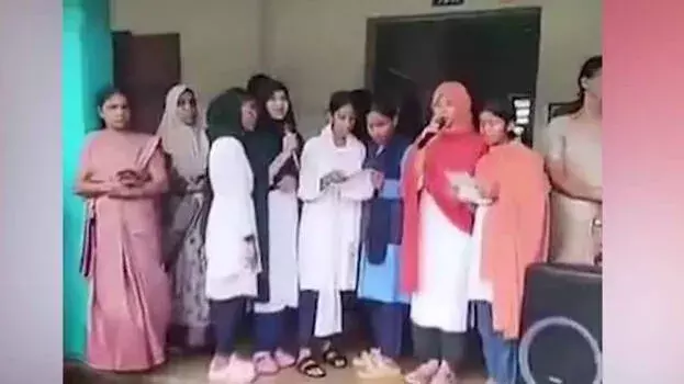 Kerala : स्कूल में आरएसएस गणगीतम् का पाठ, वीडियो पर विरोध; मंत्री ने रिपोर्ट मांगी Kerala : स्कूल में आरएसएस गणगीतम् का पाठ, वीडियो पर विरोध; मंत्री ने रिपोर्ट मांगी