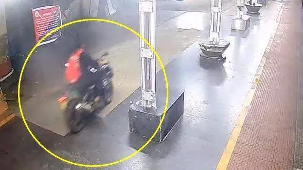 युवक ने एर्नाकुलम रेलवे स्टेशन के प्लेटफार्म पर तेज़ रफ़्तार से BMW बाइक चलाई