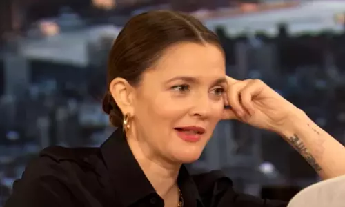 Drew Barrymore ने एनिस्टन और सैंडलर के साथ डेथ बिकम्स हर के रीमेक की पेशकश की