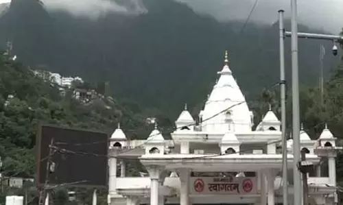 J&K: भारी बारिश के बीच वैष्णो देवी यात्रा लगातार 9वें दिन भी स्थगित