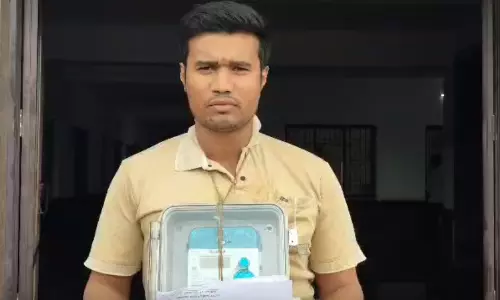 बिजली की स्मार्ट मीटर के साथ कलेक्टर दफ्तर में प्रदर्शन, भारी भरकम बिल का युवक ने किया विरोध बिजली की स्मार्ट मीटर के साथ कलेक्टर दफ्तर में प्रदर्शन, भारी भरकम बिल का युवक ने किया विरोध