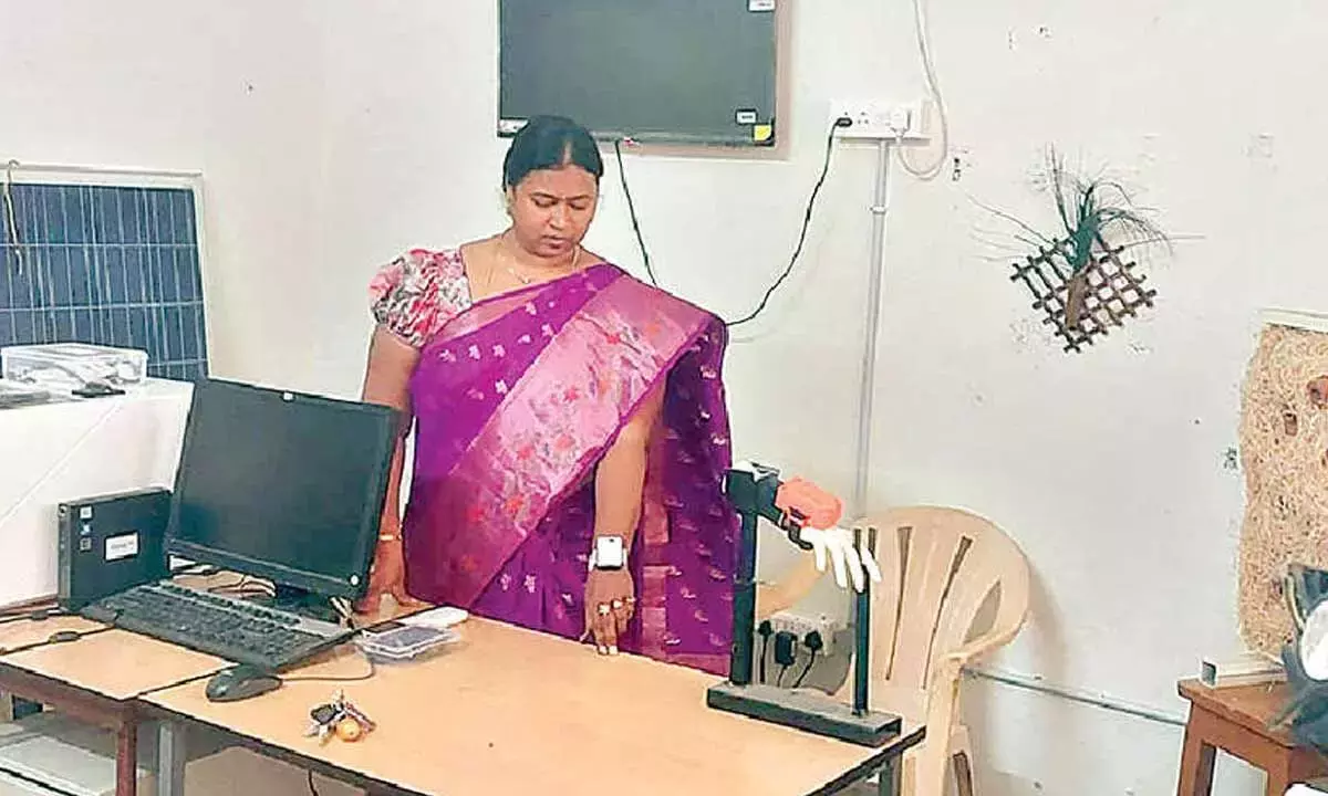 Andhra: प्रोफेसर अनुषा ने एआई-सक्षम बायोसेंसर का आविष्कार किया