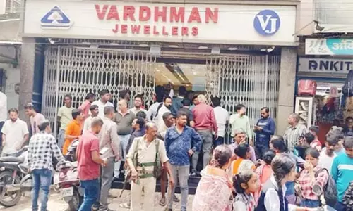 दिनदहाड़े ज्वेलरी शॉप में लूट, दुकान मालिक को पीटकर घायल किया