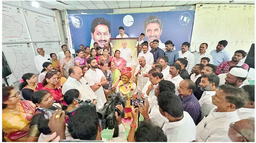 Andhra: पूर्व मुख्यमंत्री YSR को पुण्यतिथि पर याद किया गया