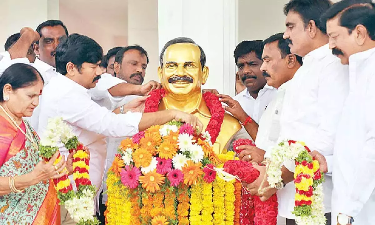 Andhra: YSR को श्रद्धांजलि अर्पित