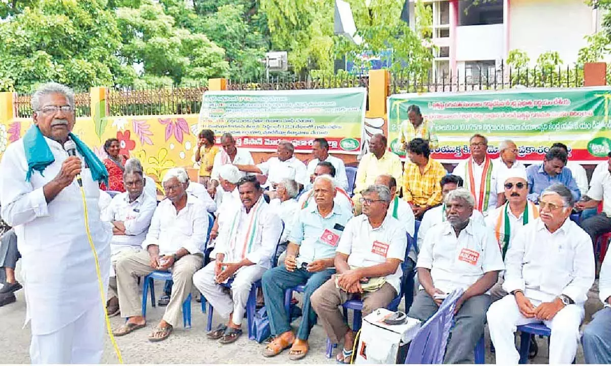 Andhra: किसानों ने कपास आयात शुल्क हटाने की मांग की Andhra: किसानों ने कपास आयात शुल्क हटाने की मांग की