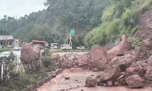 Solan में भारी बारिश से 30 सड़कें अवरुद्ध Solan में भारी बारिश से 30 सड़कें अवरुद्ध