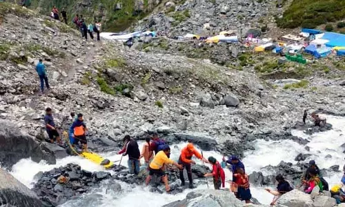 10 हजार मणिमहेश तीर्थयात्री निकाले गए, 4,000 से अधिक अभी भी Bharmour में फंसे