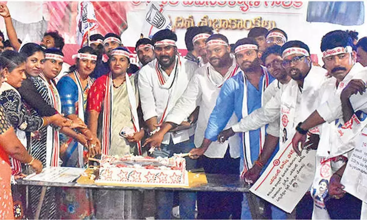 Andhra: पीके का जन्मदिन पावर वॉक और सेवा गतिविधियों के साथ मनाया गया Andhra: पीके का जन्मदिन पावर वॉक और सेवा गतिविधियों के साथ मनाया गया